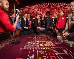 Aplikasi mobile piramid win menampilkan dashboard utama dengan akses ke sportsbook Liga 1 dan slot games